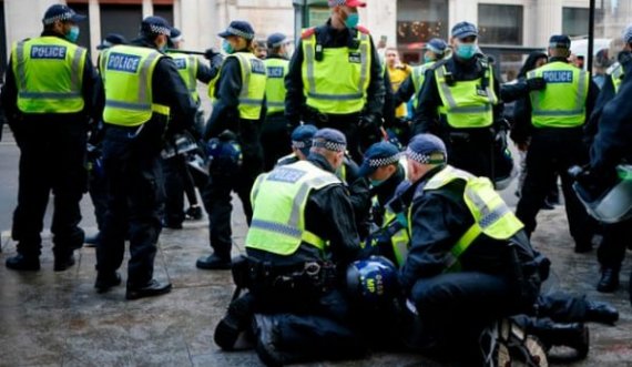 Protestë kundër izolimit në Londër, arrestohen disa persona