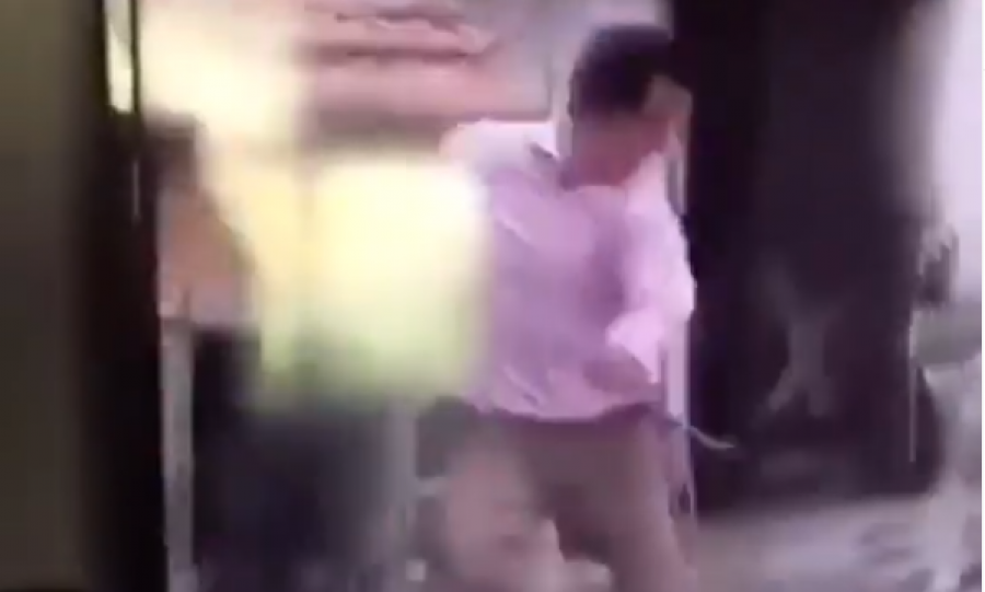 Dasmorit i vërsulet qeni derisa po interpretonte në një dasmë