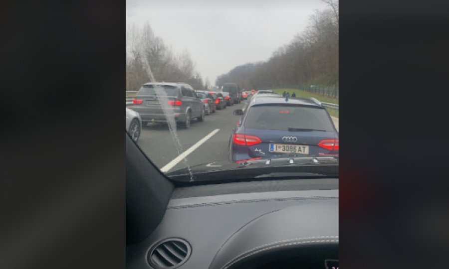 Kolona të gjata deri në 50 km në kufirin Slloveni-Kroaci, kosovarëve nuk po ju lejohet dalja nga autostrada