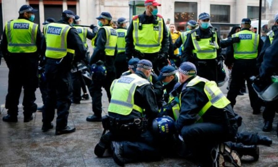 Protestë kundër izolimit në Londër, arrestohen disa persona