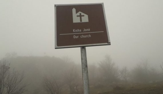 Hiqet shenja me shkronja serbe e kishës në Drenicë, kryepopi i Deçanit e tepron me reagim