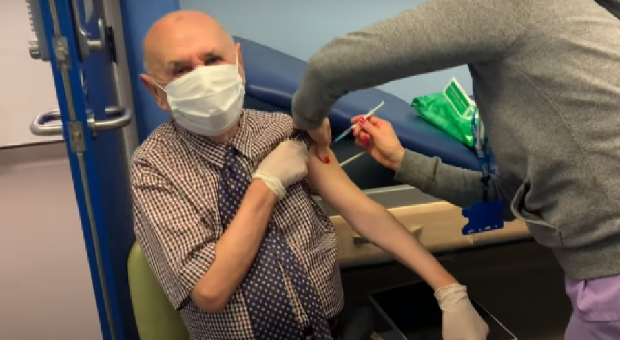  Gazetari i njohur tregon përvojën e babait të tij 83-vjeçar që u vaksinua kundër koronavirusit 
