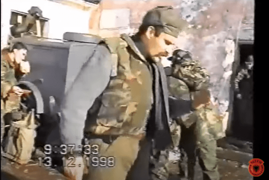 Video historike: Nisja e grupit të madh të ushtarëve të UÇK-së, nga Shqipëria për në Kosovë