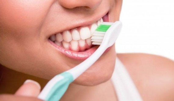 Stomatologët më në fund zgjidhin debatin nëse duhet t’i lani dhëmbët para apo pasi të keni ngrënë mëngjes