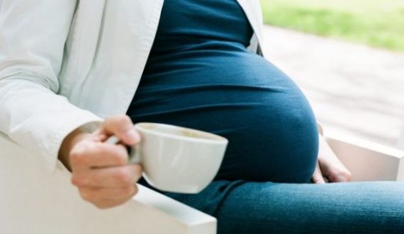 A duhet shmangur kafeina gjatë shtatzanisë?
