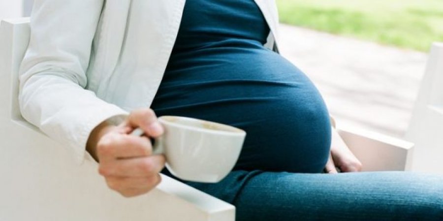 A duhet shmangur kafeina gjatë shtatzanisë?