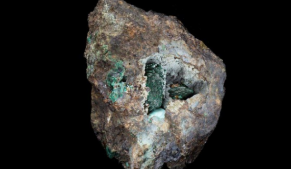 Në Angli zbulohet një mineral i ri, u gjet në gurin e mihur para 220 vjetëve