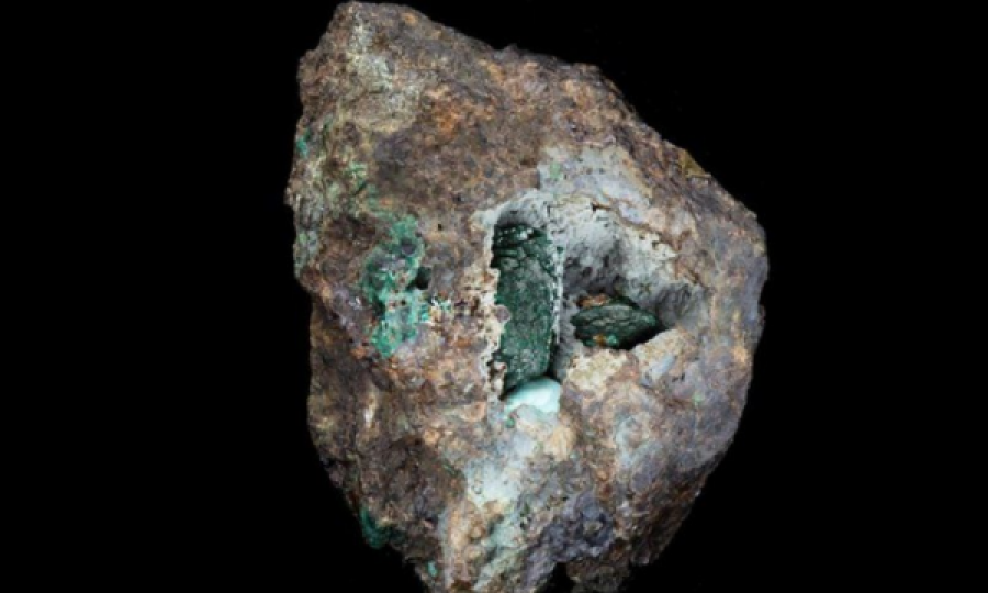 Në Angli zbulohet një mineral i ri, u gjet në gurin e mihur para 220 vjetëve