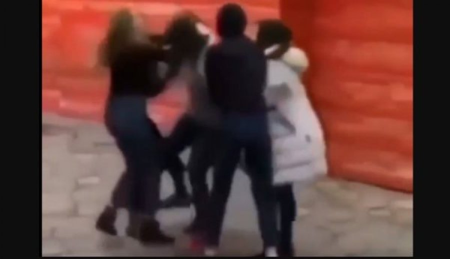 Publikohet një foto duke u rrahur disa vajza në Prizren