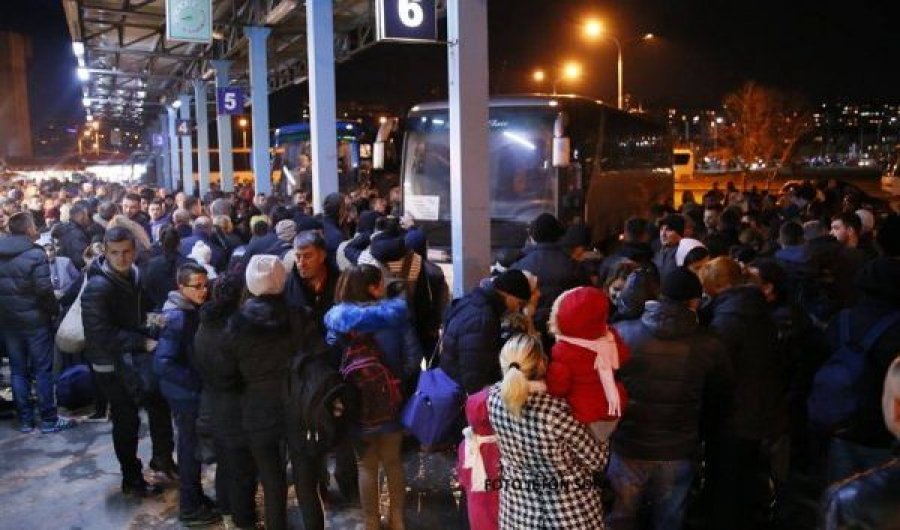  Gjysma e qytetarëve të Kosovës të gatshëm të largohen nga vendi, këto janë arsyet 