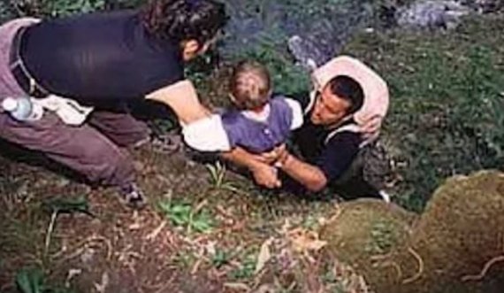 Më 1998 ishte një fëmijë i humbur, sot ia mbron pragun Kosovës