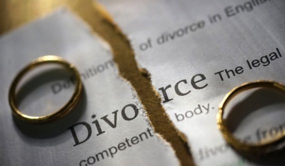  Gruaja i aderon në partinë rivale, deputeti e kërcënon me divorc 