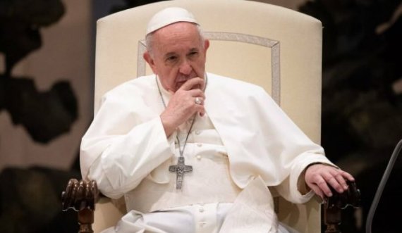 Papa udhëheq lutjet nga ballkoni i spitalit ku po qëndron