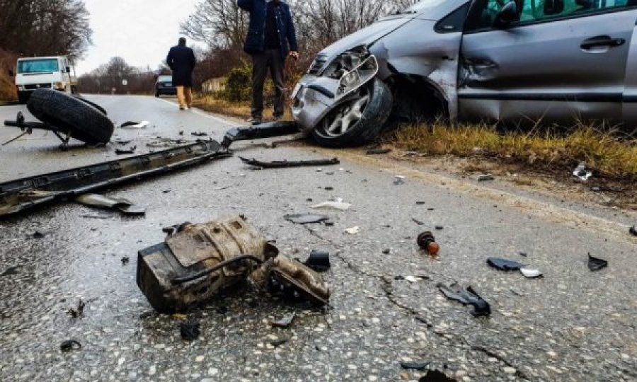Aksidenti në autostradën Prizren-Suharekë, motori i veturës përfundon në asfalt