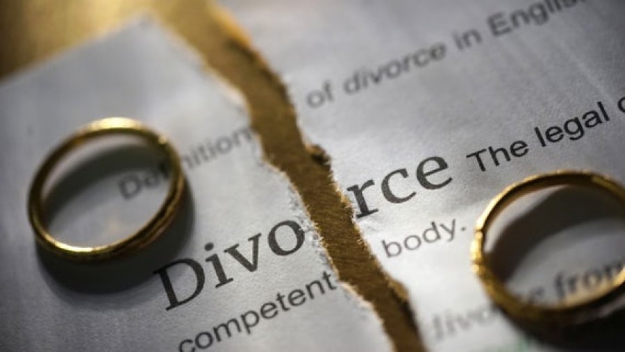  Gruaja i aderon në partinë rivale, deputeti e kërcënon me divorc 