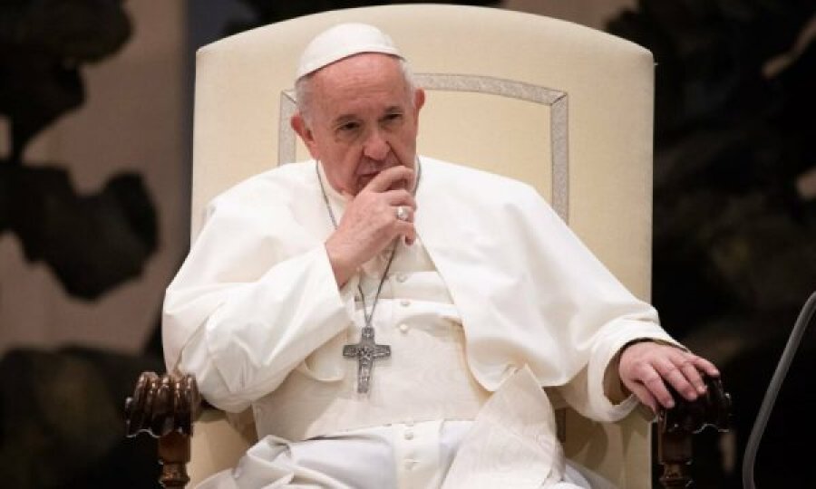 Papa s’e ndal dorën, bën “like” edhe një foto të një modeleje