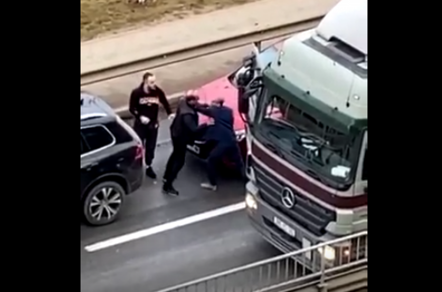 Zbulohet arsyeja pse u rrahën shoferët e tri automjeteve në Prishtinë