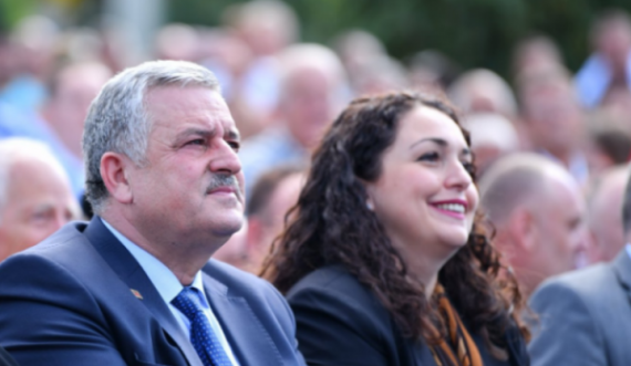 Reagon Agim Veliu: Vjosa Osmani s’ka të drejtë ta dërgojë flamurin e Rugovës te ata që e kanë djegur