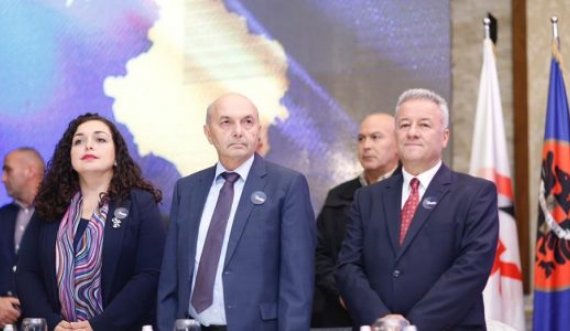 Sfarqa “godet” Vjosa Osmanin: Ajo  tregojë identitete të dyfishta me simbolet e LDK-së