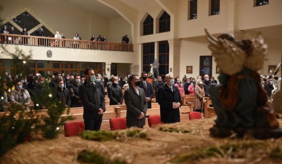  Kryeministri i Malit të Zi shkon në Katedralen e Tivarit dhe ju uron Krishtlindjen në gjuhen shqipe 