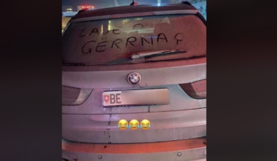 Mërgimtarit ia mbishkruajnë “gërrnaç” në xham veç pse nuk e lau veturën