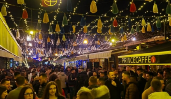 Gjakovarët s’pyesin për masat e Qeverisë, mblidhen në “Çarshinë e Vjetër”