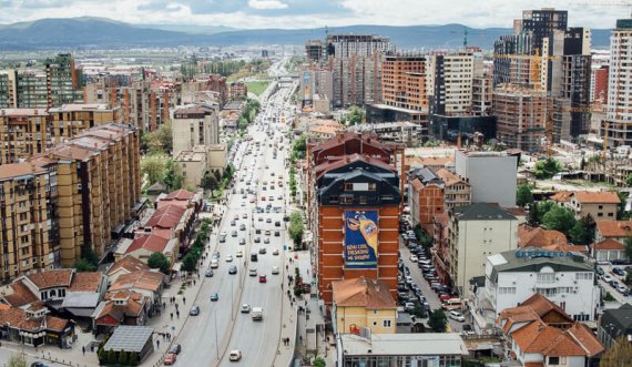  Përleshje në mes të rrugës në Prishtinë, pesë persona shoqërohen në Polici 