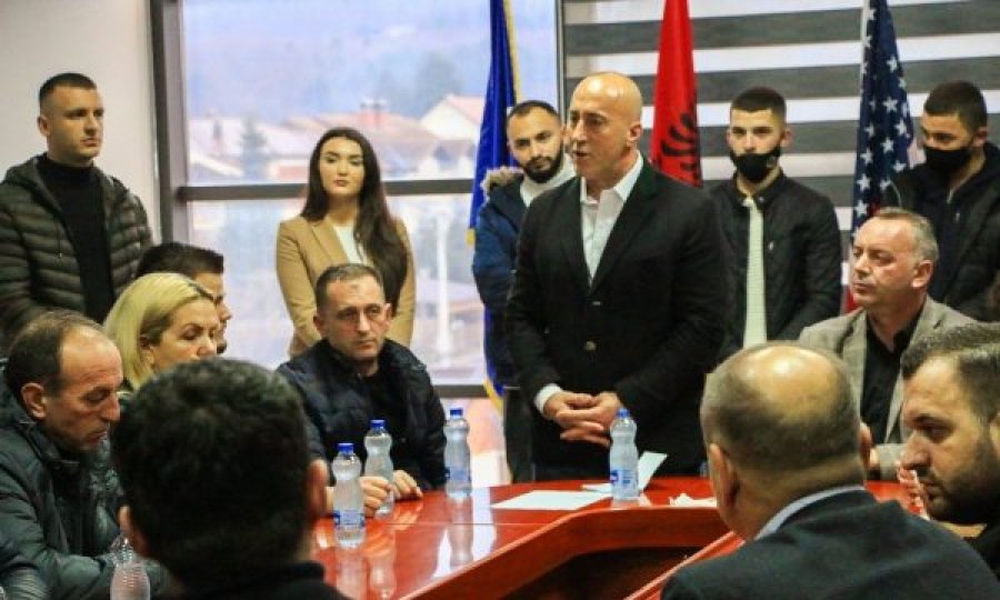 Haradinaj i bindur për fitore, e mobilizon Deçanin