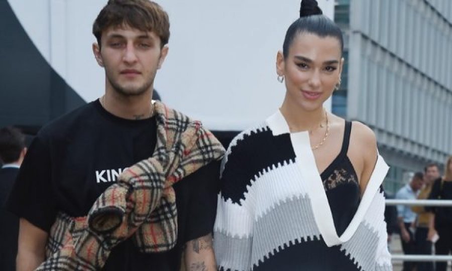 Dua Lipa vet e treta në shtrat...