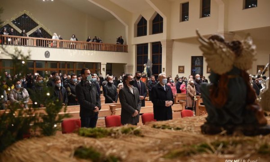  Kryeministri i Malit të Zi shkon në Katedralen e Tivarit dhe ju uron Krishtlindjen në gjuhen shqipe 