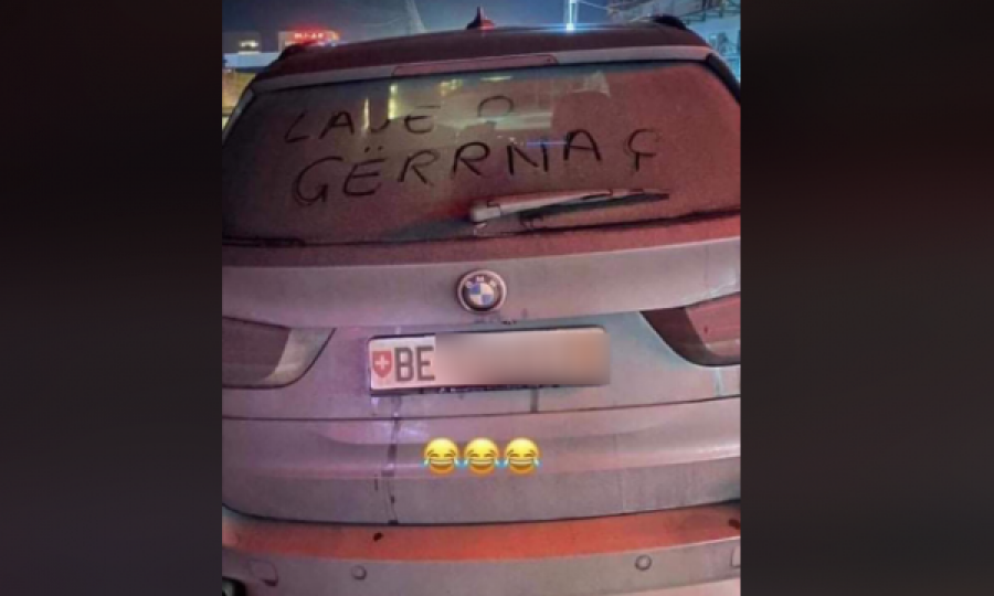 Mërgimtarit ia mbishkruajnë “gërrnaç” në xham veç pse nuk e lau veturën