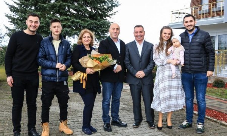 Ramush Haradinaj publikon fotografinë, në shtëpinë e Pal Lekaj për Krishtlindje 