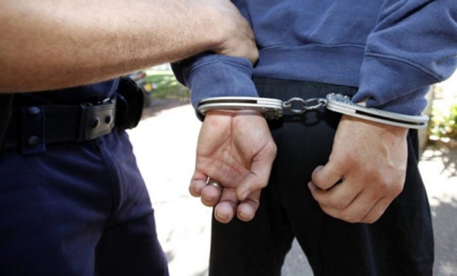 Një person arrestohet në mes të rrugës në Prishtinë