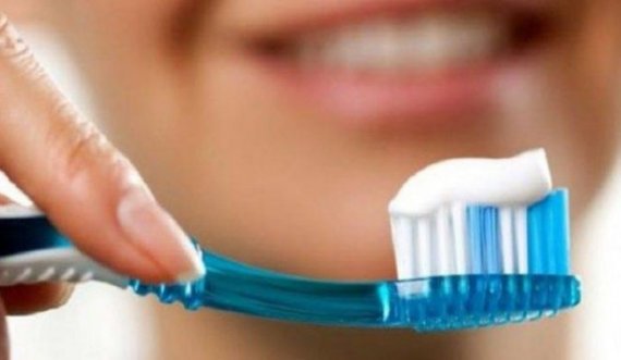 A duhet t’i pastroni dhëmbët para apo pas mëngjesit? Përgjigjen ekspertët