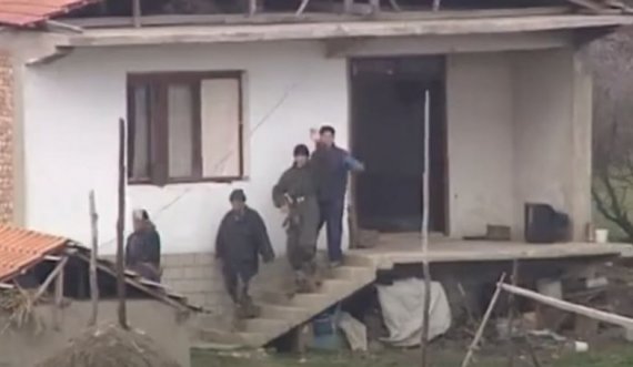 Video që dëshmon ferrin e luftës në Kosovë: Ushtarët dhe civilët serbë, plaçkitin dhe djegin gjithçka që u përket shqiptarëve