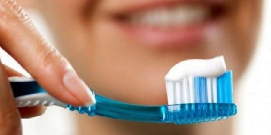 A duhet t’i pastroni dhëmbët para apo pas mëngjesit? Përgjigjen ekspertët