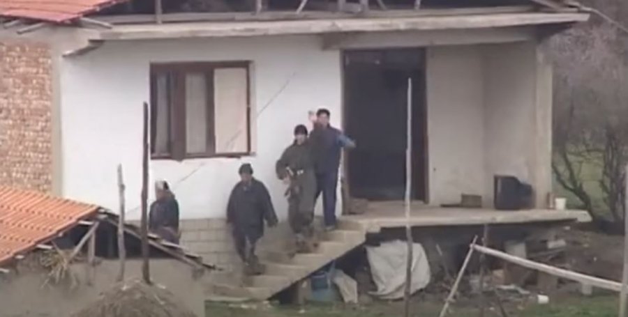 Video që dëshmon ferrin e luftës në Kosovë: Ushtarët dhe civilët serbë, plaçkitin dhe djegin gjithçka që u përket shqiptarëve