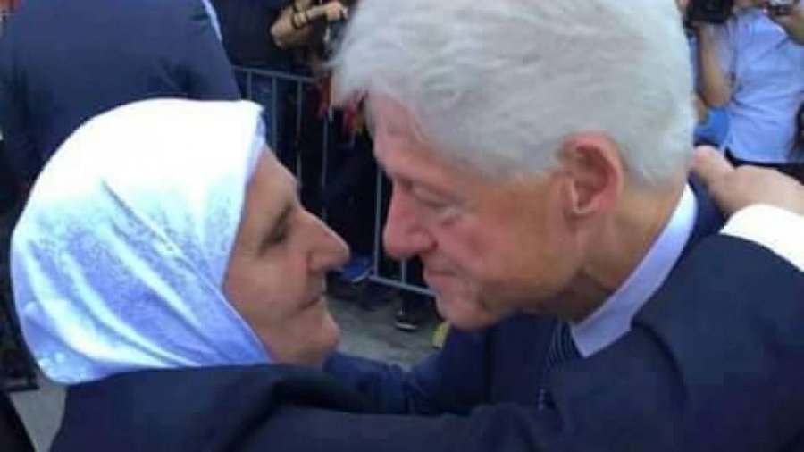 Kërkesa e plakës kosovare drejtuar Bill Clintonit ngriti botën në këmbë, ja çka i tha ajo