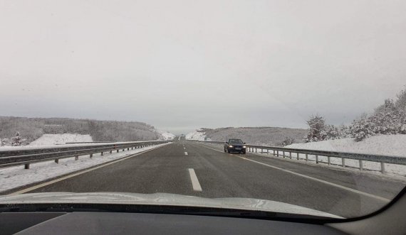 Shikoni si vetura lëvizë në anën e kundërt të autostrades 'Ibrahim Rugova'