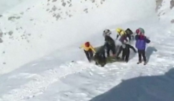 Humbin jetën nga orteku dhe stuhitë disa alpinistë