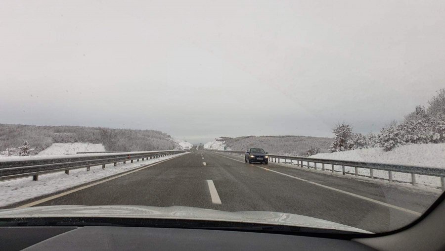 Shikoni si vetura lëvizë në anën e kundërt të autostrades 'Ibrahim Rugova'