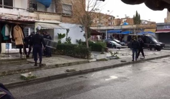 Policia arreston të riun që kërcënonte me gërshërë në duar