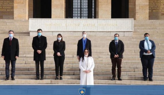 Ministrja Haradinaj-Stublla e nis vizitën në Turqi me homazhe tek varri i Ataturkut