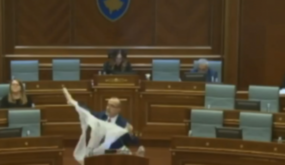 Haxhiu shqyen në Kuvend veshjen që përdorin mjekët në QKUK, akuzon VV’në për hajni