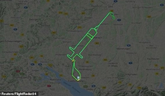 E mahnitshme: Piloti vizaton një shiringë në qiell(VIDEO)