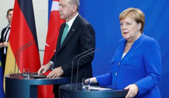 Angela Merkel liderja e preferuar e kosovarëve, Erdogan i dyti 