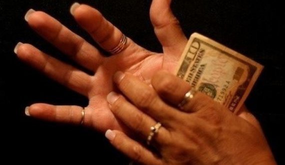 E vërteta që fshihet pas kruajtjes së dorës: Do të merrni para apo lajm? 