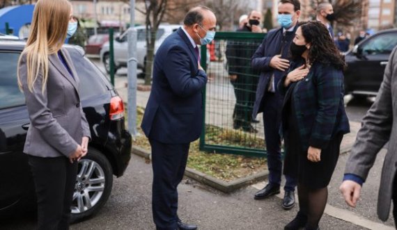  Vjosa Osmani shkon në Podujevë për t’ia uruar Shpejtim Bulliqit fitoren 