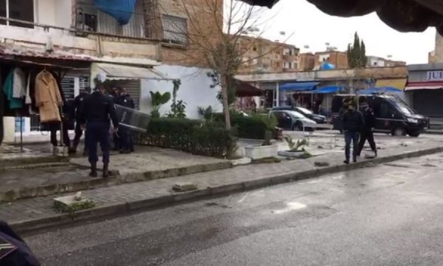 Policia arreston të riun që kërcënonte me gërshërë në duar
