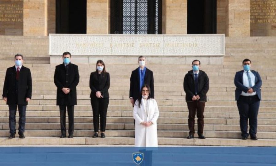 Ministrja Haradinaj-Stublla e nis vizitën në Turqi me homazhe tek varri i Ataturkut